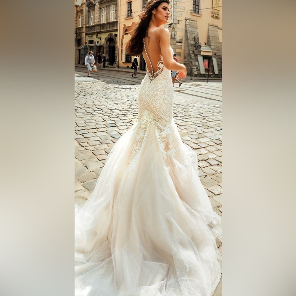 Elegant Ivory Lace nude illusion Wedding Dress. Size 12.  P 692